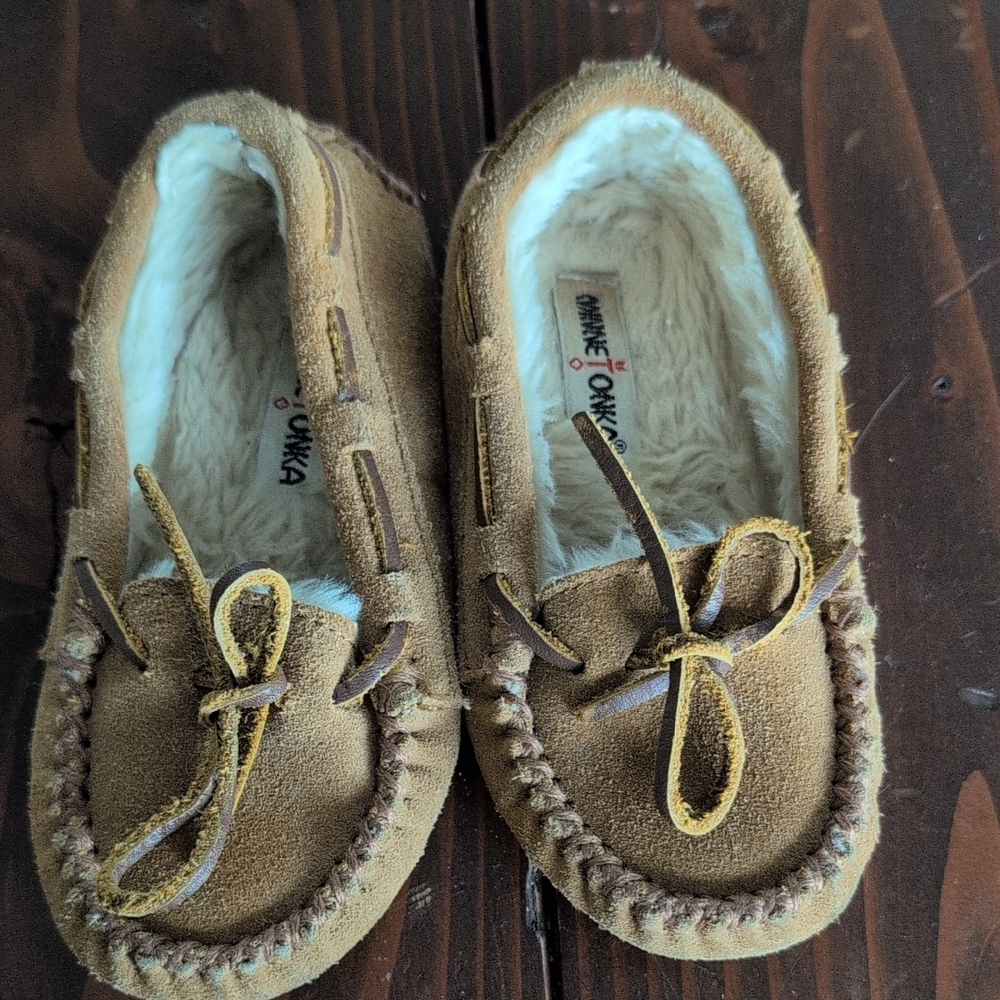 Minnetonka Kids Brown Moccasins with Fur Lining